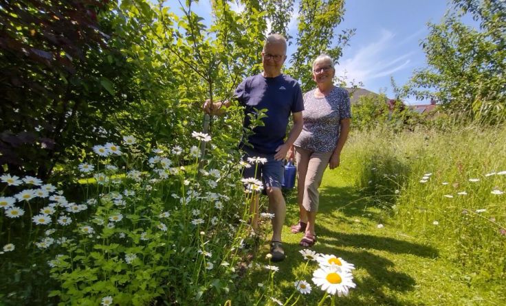 Leopold und Hedwig Paireder in ihrem Naturgarten (Foto: Riegler-Aspelmayr)