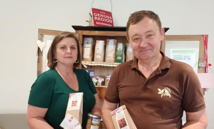 Ingrid und Franz Prinz mit einer Auswahl ihrer Produkte (Foto: Gerlinde Riegler-Aspelmayr)
