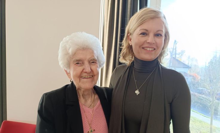 Anna Hackl mit Moderatorin Julia Beyerl (Foto: Gerlinde Riegler-Aspelmayr)