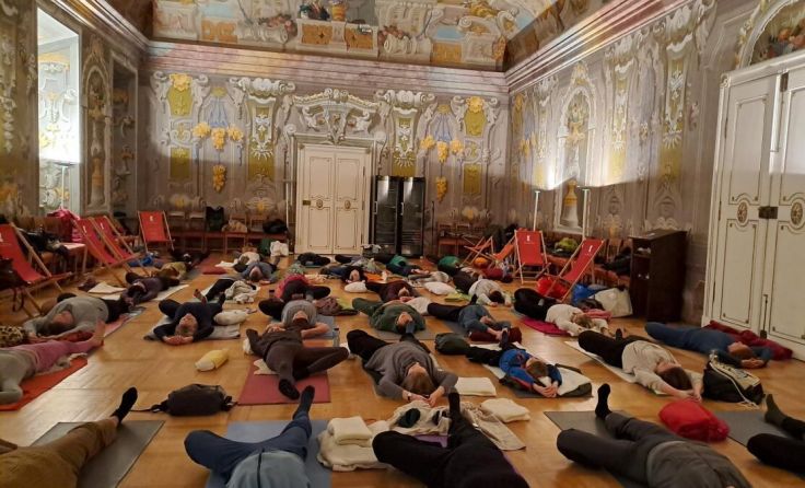 Entspannung und Musikgenuss im Altomonte-Saal des Stiftes (Foto: privat/Yoga-Ensemble)