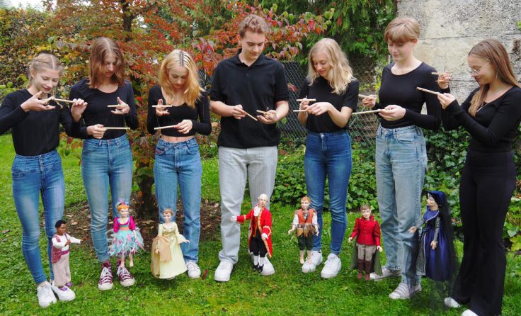 Die jungen Talente mit ihren Marionetten (Foto: Perger Figurentheater)