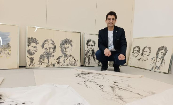 Künstler und Lehrer Judy Mardnli mit seinen Werken (Foto: Gerlinde Riegler-Aspelmayr)