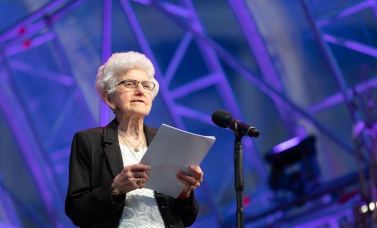 Anna Hackl (93) am Wiener Heldenplatz (Foto: Elena Azallini)