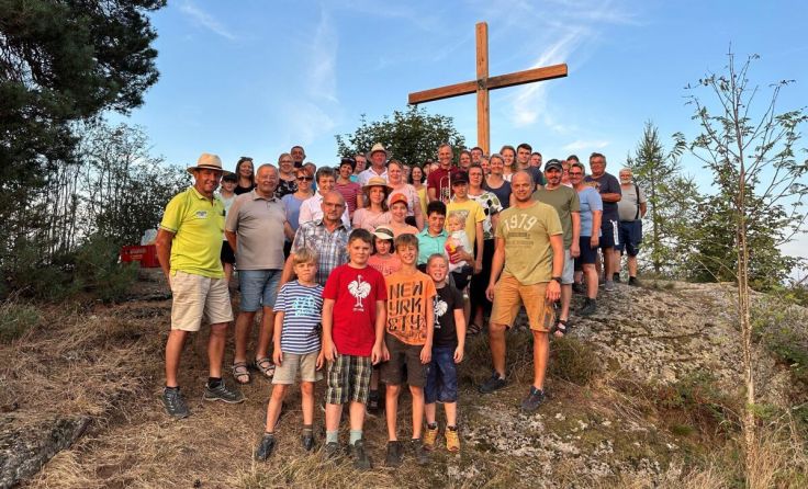 Feierliche Aufstellung des Kreuzes (Foto: Bianca Haneder)