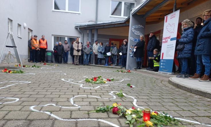 Bewegende Blumenniederlegung (Foto: Gerlinde Riegler-Aspelmayr)