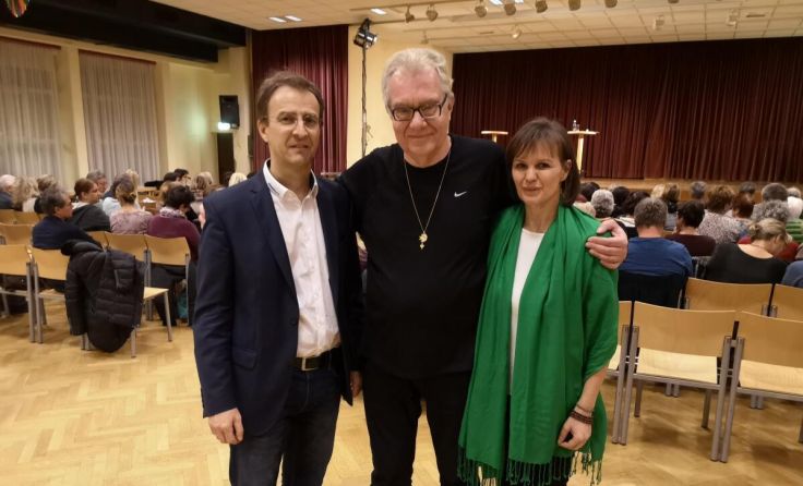 Utta und Hannes Fritz mit Bernhard Jakoby (Mitte) (Foto: mitsinn)