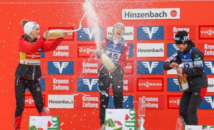 Eva Pinkelnig, Chiara Kreuzer und Nozomi Maruyama auf dem Podest (Foto: UVB Hinzenbach/Dietmaier)