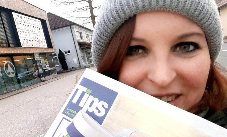 Redakteurin Katharina Bocksleitner posiert mit der Tips im Ortszentrum. (Foto: Bocksleitner)