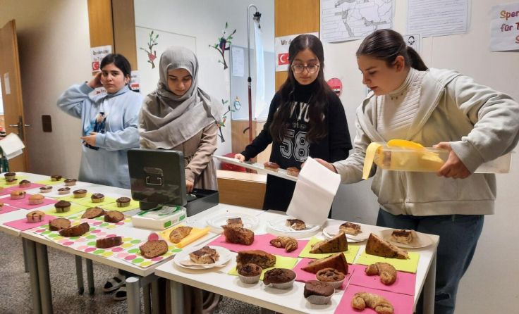 Die Schüler sammelten Spenden mit Kuchenverkauf. (Foto: NeuAug)