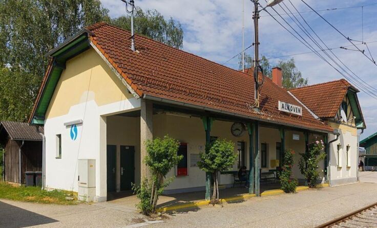 Das Bahnhofsgebäude in Alkoven soll abgerissen werden. (Foto: Hochholzer)