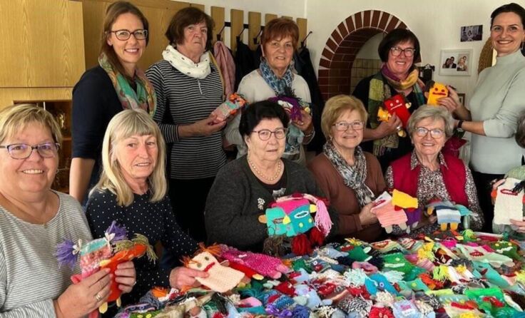 Der Seniorenbund Haibach strickt Kummerkuschler für die Krebshilfe. (Foto: Krebshilfe OÖ)