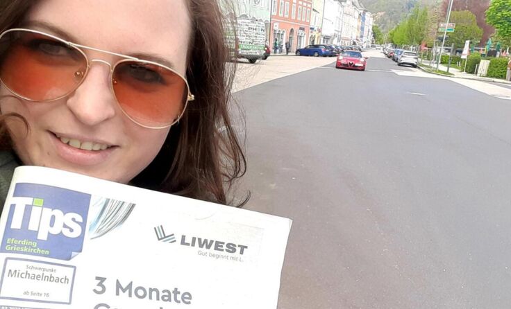 Redakteurin Katharina Bocksleitner mit der Tips posiert in Aschach (Foto: Bocksleitner)
