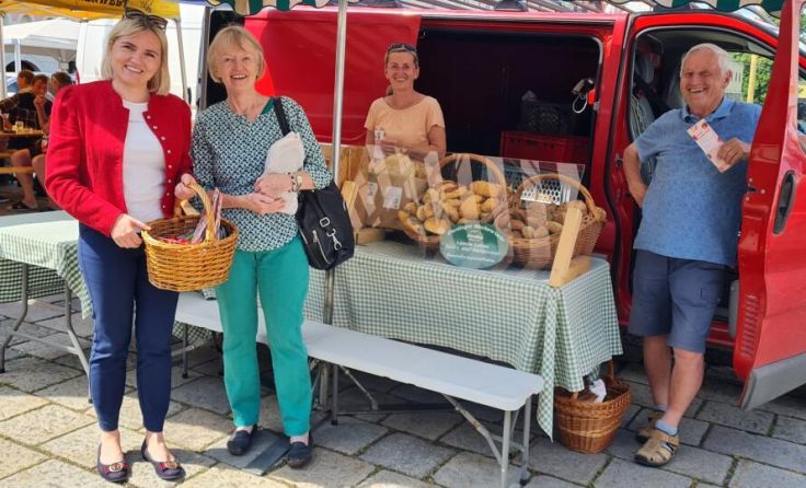 ÖVP-Bezirksparteiobfrau Astrid Zehetmair am Eferdinger Wochenmarkt (Foto: OÖVP Bezirk Eferding)