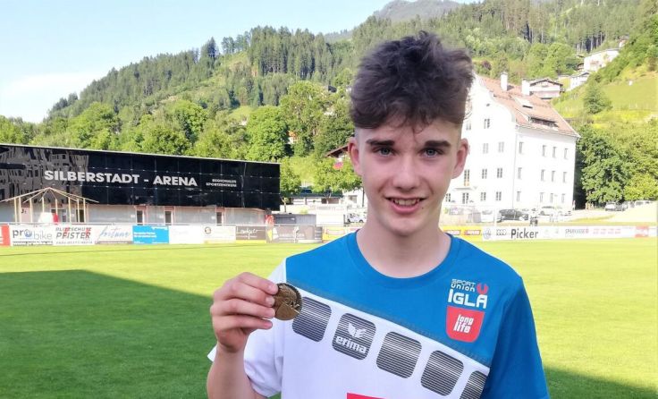 Jonas Mesi ist stolz auf seine Bronze-Medaille. (Foto: Sportunion IGLA long life)