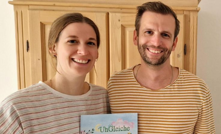 Tanja und Joachim Reif mit ihrem Kinderbuch "UnGleiche Freunde" (Foto: Konstantin Kröpfl)