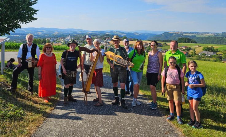 Die Teilnehmer an der Sagenwanderung in Haibach (Foto: Tourismusverband Donau Oberösterreich)