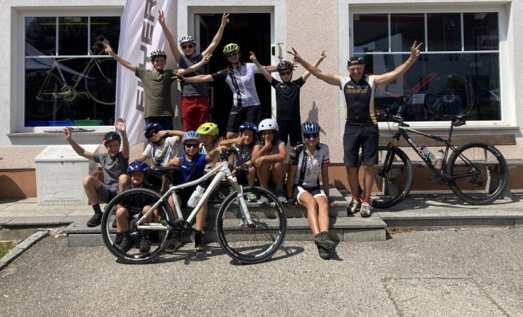 Die Teilnehmer des Mountainbike-Fahrtechnikkurses (Foto: Barbara Schatzl)