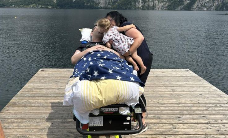 Die zweijährige Luisa küsst ihren Vater zum Abschied. (Foto: Rollende Engel)