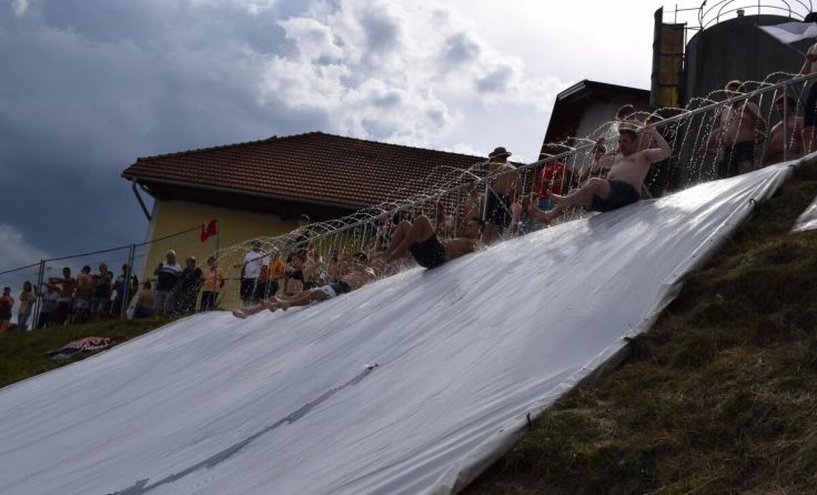 Die Teilnehmer rutschen eine Siloplane hinab. (Foto: Landjugend St. Agatha)