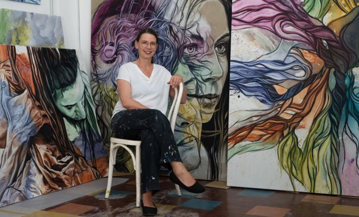 Die Künstlerin Evelyn Kreinecker stellt ihre Werke in der Hipp-Halle aus. (Foto: Andrea Groisböck)