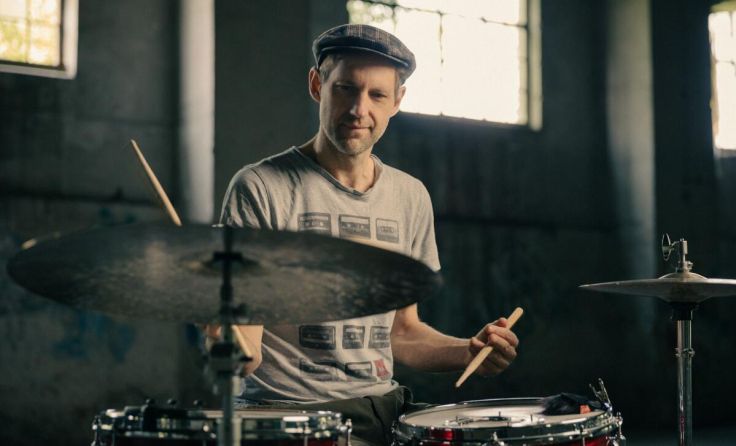 Der Schlagzeuger Michael Leibetseder ist auch Dialekt-Rapper. (Foto: Marc Bernegger)
