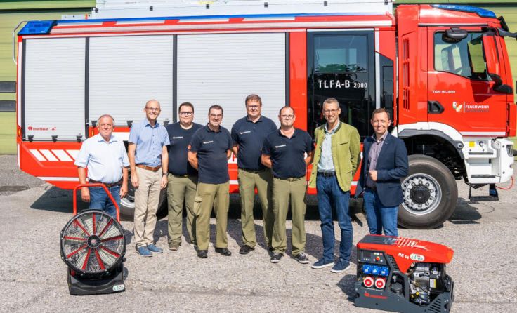 Das neue Tanklöschfahrzeug und die neuen Geräte der FF Hinzenbach (Foto: efko)