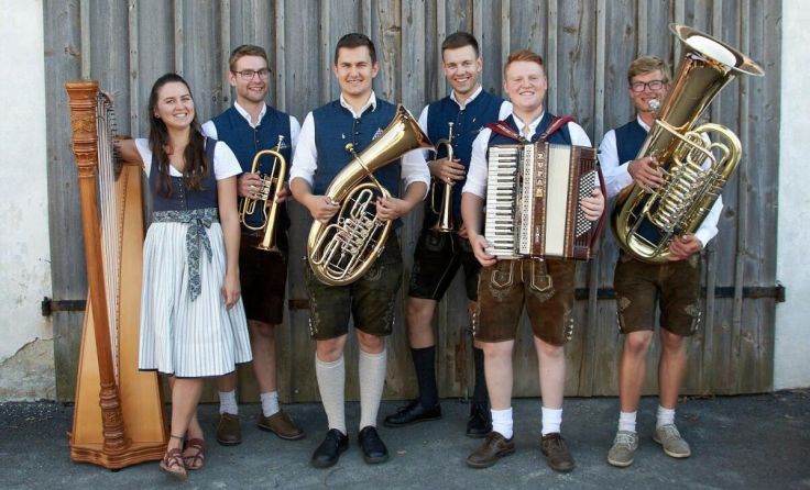 Die „Gneislandler Tanzlmusi“ wandert von Wirt zu Wirt. (Foto: Pauline Eder)