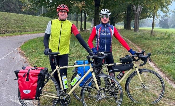 Weiß (li.) und Ditzlmüller beim Start ihrer Radreise nach Istanbul (Foto: Helmut Weiß)