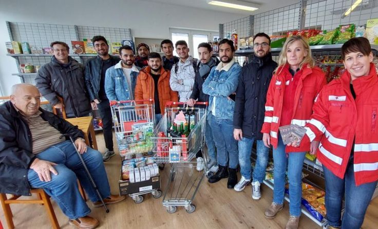 Bei der Übergabe der Warenspenden im Rot-Kreuz-Markt Eferding (Foto: Obst-Hügel-Land/Silber)
