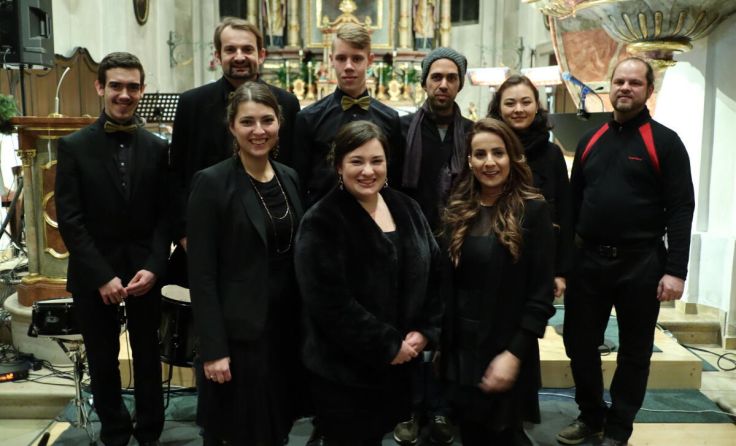Das Ensemble besteht aus vier Sängern und fünf Musikern. (Foto: Daniel Burgstaller)