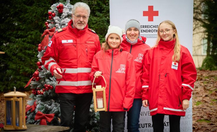 Walter Aichinger (l.) übergab das Friedenslicht an die Eferdinger. (Foto: OÖJRK)