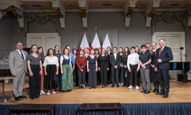20 Musiker erhielten von Landeshauptmann Stelzer (r.) das Stipendium. (Foto: Peter C. Mayr)