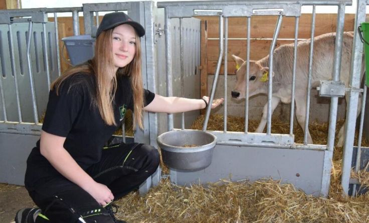 Schülerin bei der Kälberfütterung (Foto: Fachschule Waizenkirchen)