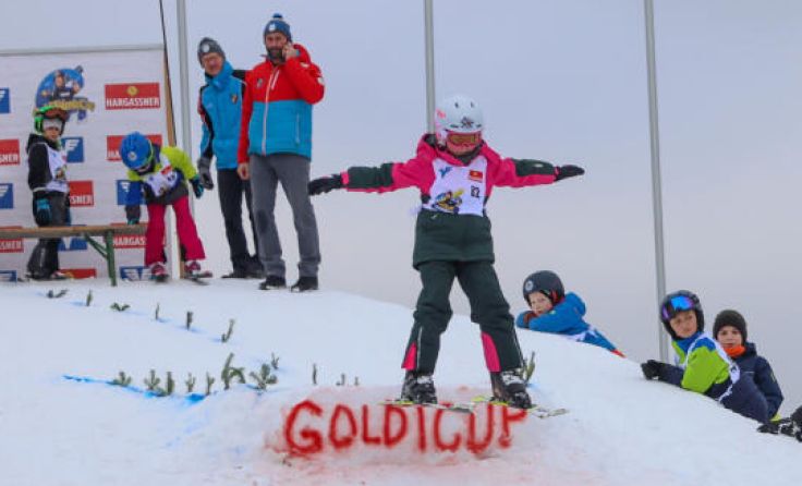 In Hinzenbach konnten Kinder das Skispringen ausprobieren. (Foto: Helmut Dietmaier)