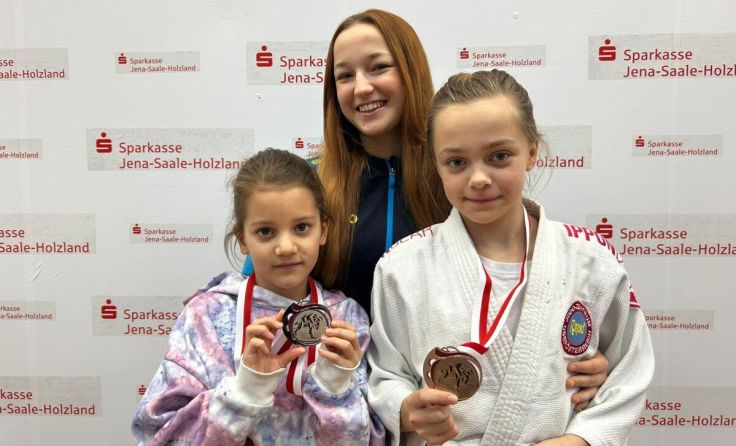Nora Obermüller und Elena Obermüller mit Trainerin Ronja Harrer (Foto: JZ Rapso)