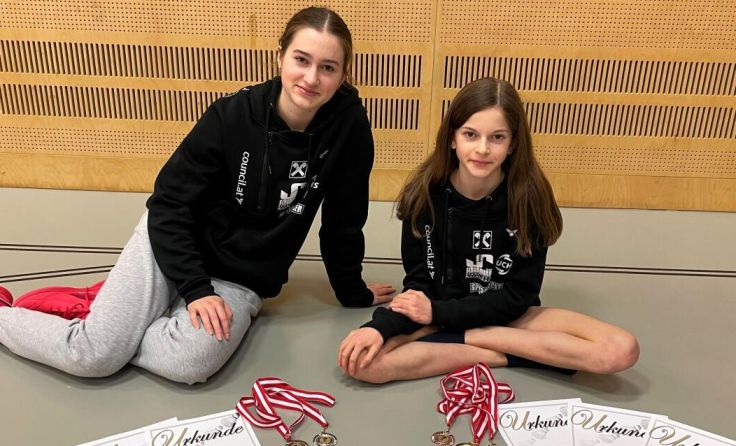 Johanna (l.) und Annika Füreder mit ihren Medaillen (Foto: BC Raiffeisen Alkoven)