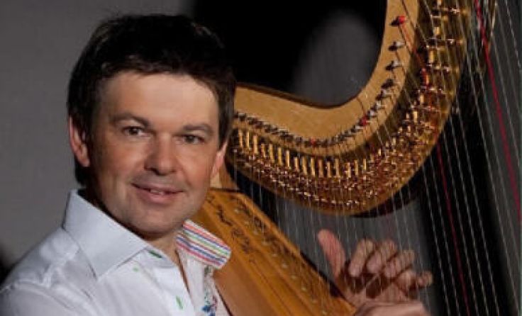 Werner Karlinger spielt mit seinen Kolleginnen in Aschach. (Foto: Margit Berger)
