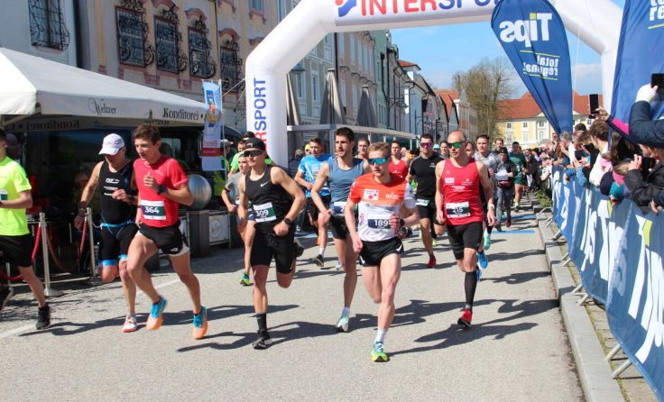 In Eferding laufen die Teilnehmer für den guten Zweck. (Foto: Klemens Zellinger)