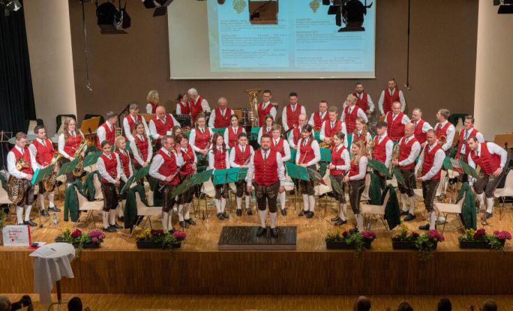 Die Musiker aus Pötting veranstalten in Kallham ein Wunschkonzert. (Foto: Christoph Mühlböck)