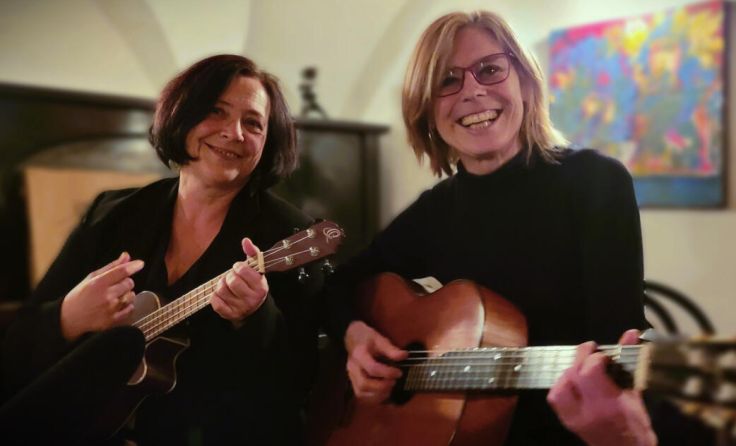 Karin Diaz (l.) und Claudia Bauer spielen im Gasthof Mayrhuber. (Foto: Diaz und Bauer)