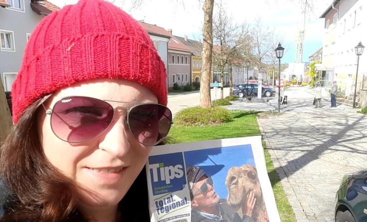 Wer in Neukirchen ein Selfie mit der Tips-Zeitung macht, kann Kinogutscheine gewinnen. (Foto: Tips)