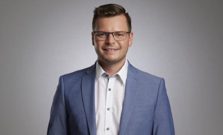 Neukirchens Bürgermeister Raphael Hofinger spricht über die Pläne der Gemeinde. (Foto: OÖVP)