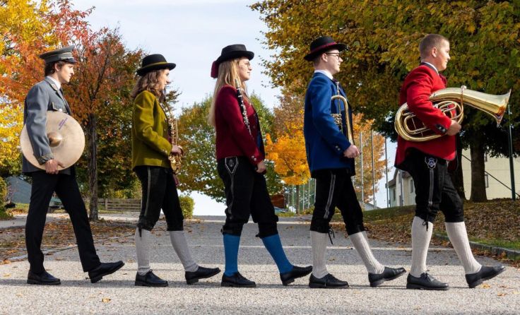 Der Musikverein Prambachkirchen präsentiert seine neue Tracht. (Foto: annahumerphotography)