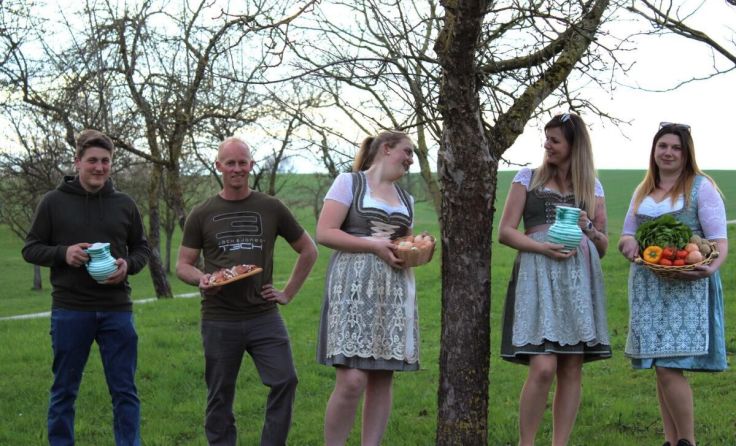 Die Schüler nutzen das Gelernte für die Produkte des Bauernmarkts. (Foto: Sabine Doppelmair)