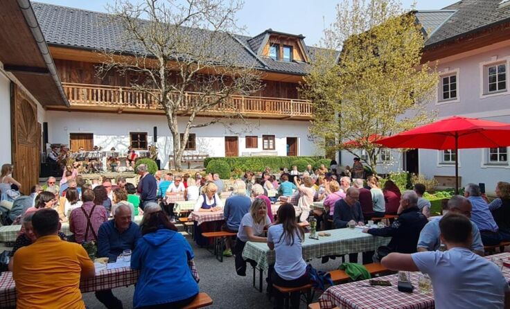 Familie Steiner feiert ein Fest mit Most und Wein. (Foto: Martina Steiner)