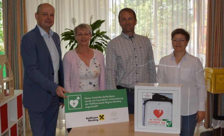 Die Übergabe des neuen Geräts (Foto: Raiffeisenbank Region Eferding)