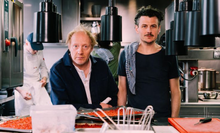 Simon Schwarz und Manuel Rubey präsentieren in Stroheim "Das Restaurant". (Foto: Ingo Pertramer)