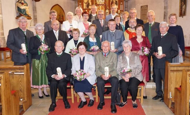 Elf Paare aus Pötting feierten ihre Hochzeitsjubiläen. (Foto: Pfarre Pötting)