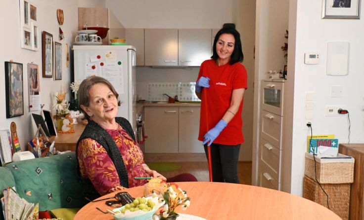Mitarbeiter der Volkshilfe unterstützen Menschen bei der Hausarbeit. (Foto: VH OÖ)