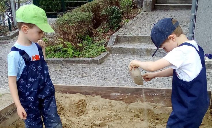 Im Kindergarten in Pötting wurde im Sand ein Klärwerk nachgebaut. (Foto: Caritas)
